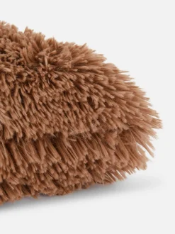 Flauschiges, längliches Kissen
