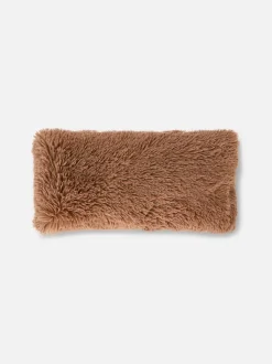 Flauschiges, längliches Kissen