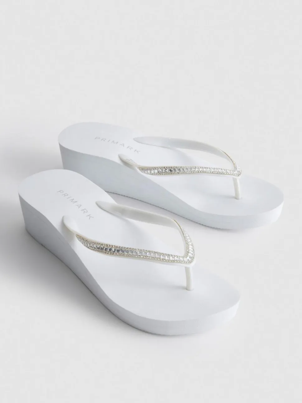 Flipflops mit Keilabsatz und Strasssteinen