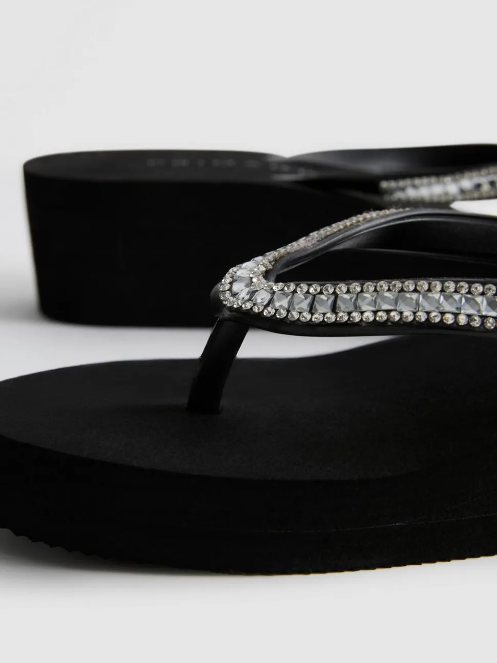 Flipflops mit Keilabsatz und Strasssteinen