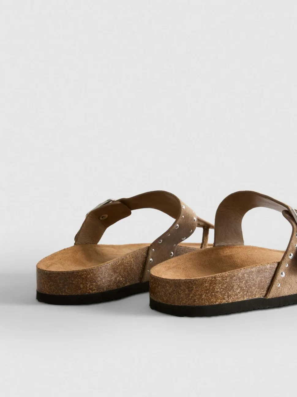 Fußbett-Sandalen mit T-Steg und Nieten