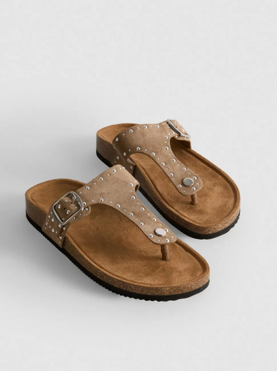 Fußbett-Sandalen mit T-Steg und Nieten