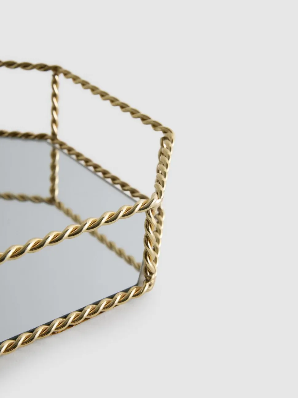 Geometrisches Spiegeltablett mit Seilrahmen