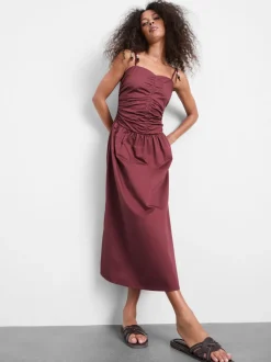 Gerafftes Midikleid mit Perlen