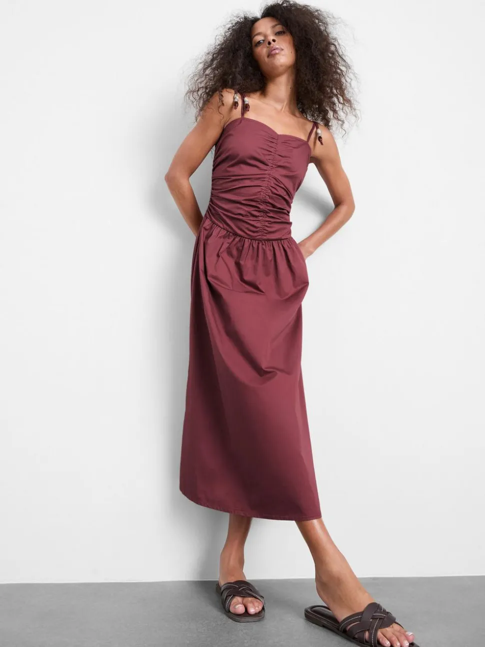 Gerafftes Midikleid mit Perlen