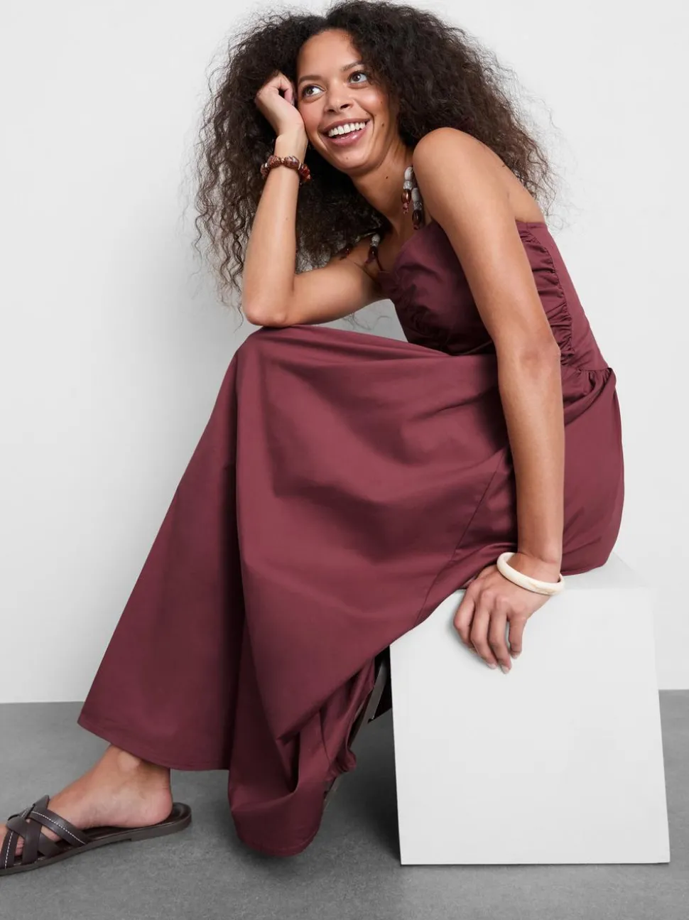 Gerafftes Midikleid mit Perlen