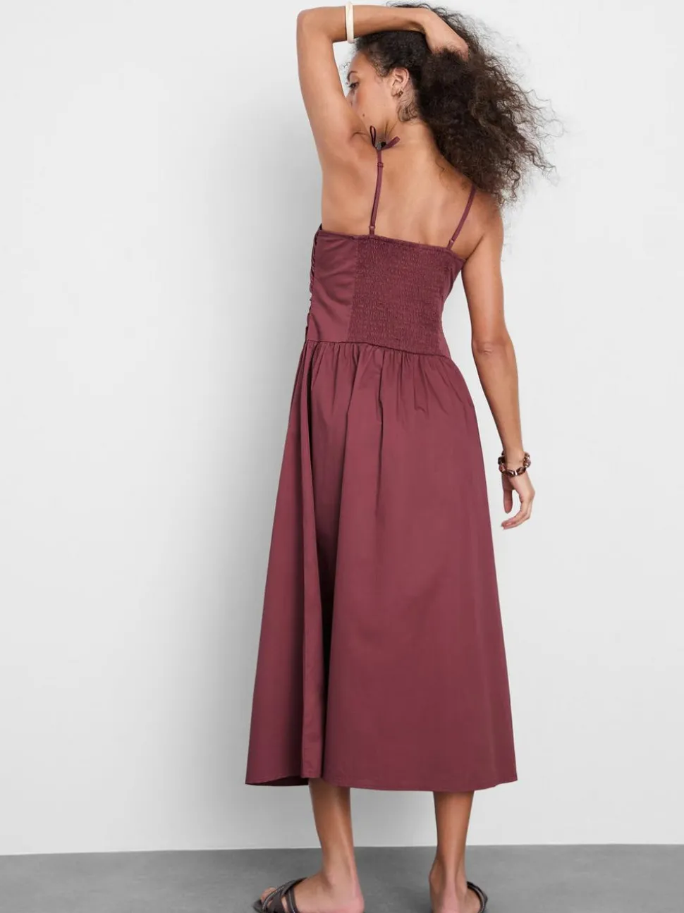 Gerafftes Midikleid mit Perlen