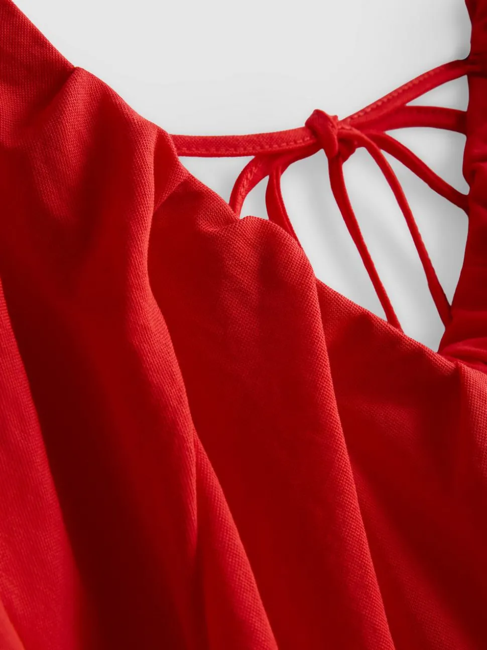Gerafftes Minikleid mit Puffärmeln