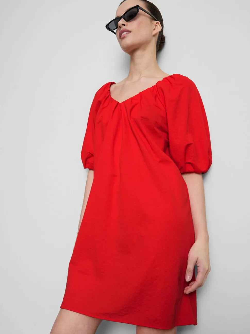 Gerafftes Minikleid mit Puffärmeln