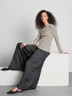 Gerippter Pullover mit Rundhalsausschnitt