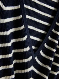 Gerippter Pullover mit V-Ausschnitt