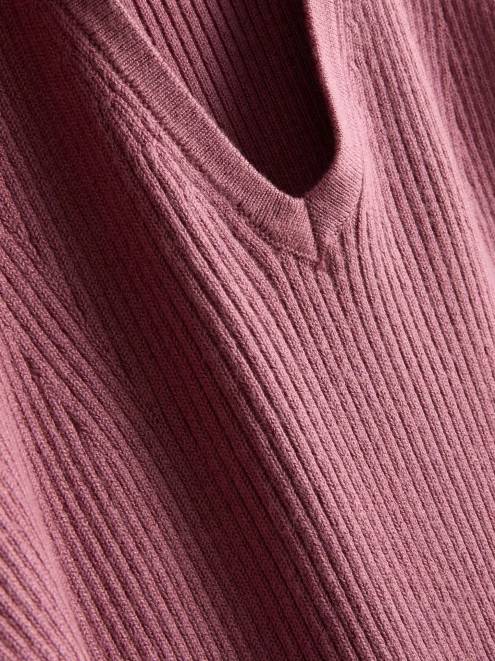 Gerippter Pullover mit V-Ausschnitt