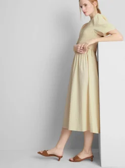 Gesmoktes Midikleid aus Seersucker