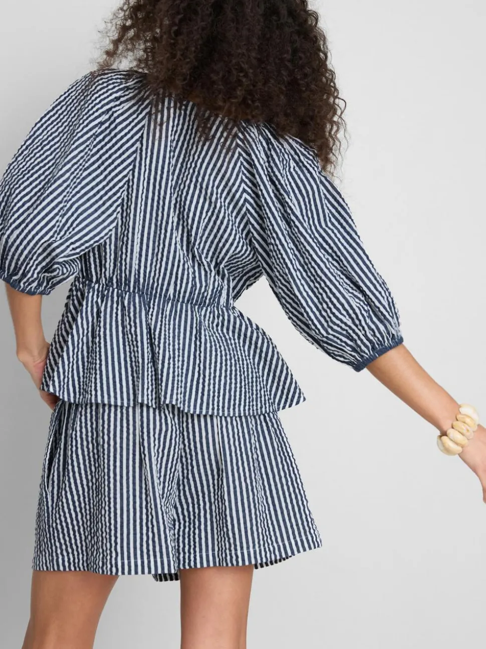 Gestreifte „Paula Echevarría“ Seersucker-Bluse mit Puffärmeln