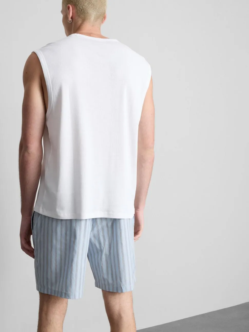 Gestreifter Schlafanzug mit Shorts