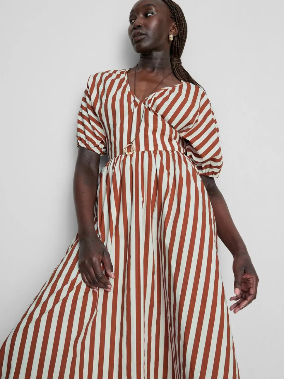 Gestreiftes Midaxikleid aus Baumwolle
