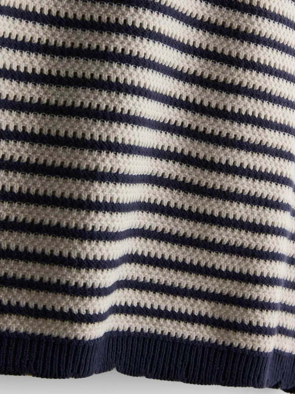Gestreiftes Strickkleid mit Neckholder