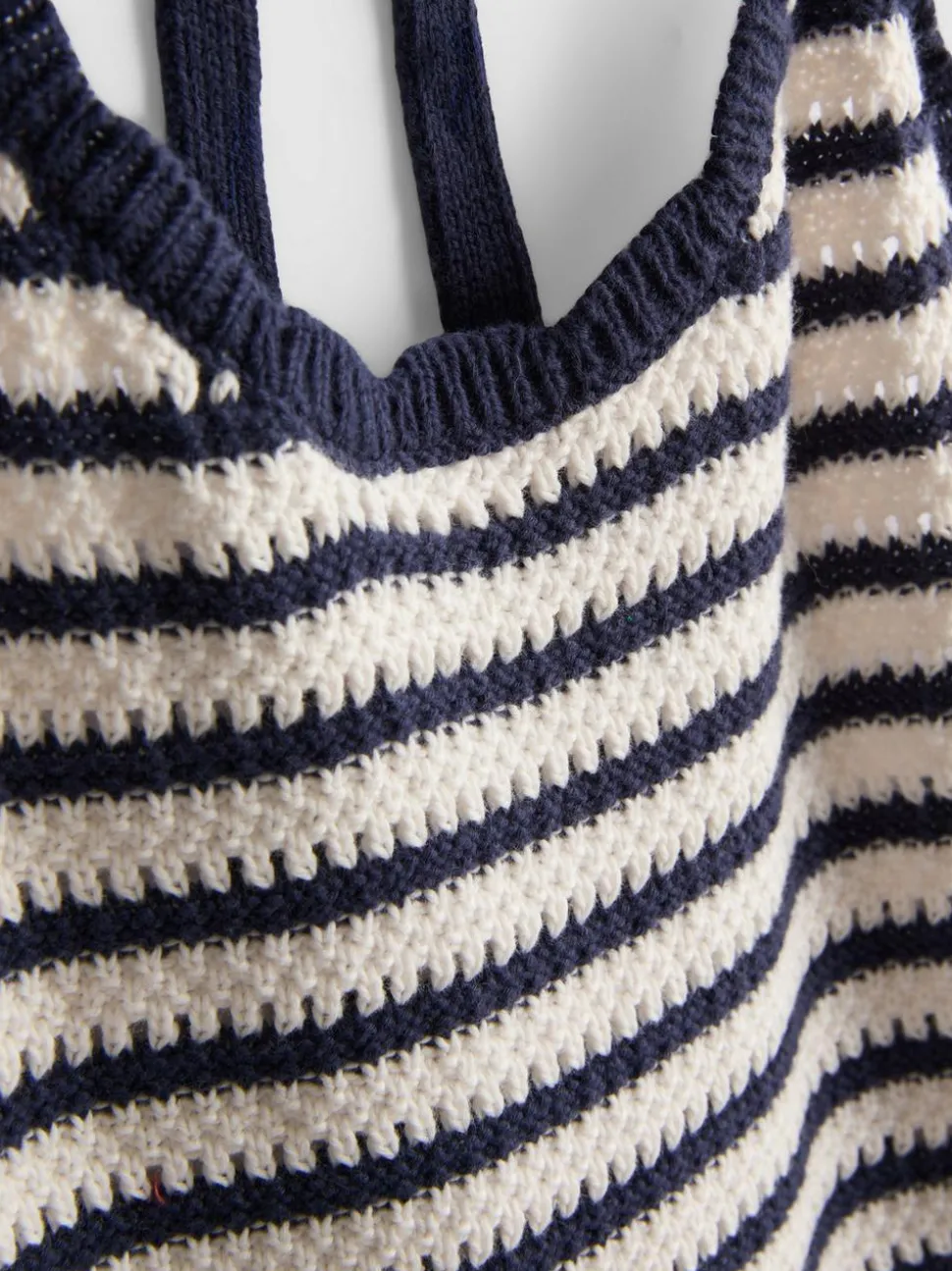 Gestreiftes Strickkleid mit Neckholder