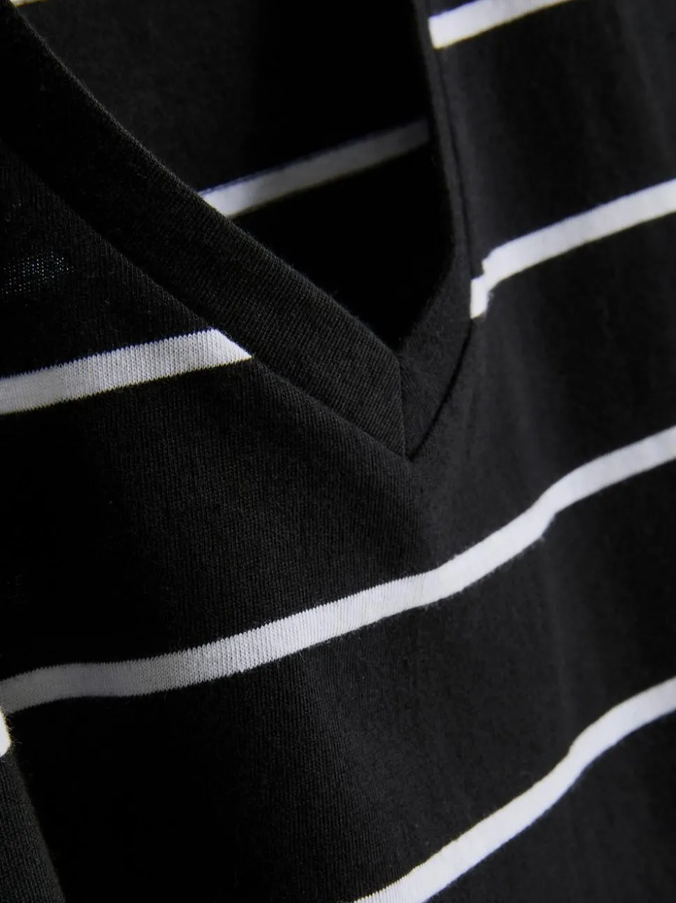 Gestreiftes T-Shirt aus reiner Baumwolle mit V-Ausschnitt
