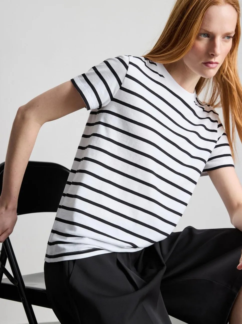 Gestreiftes T-Shirt mit Rundhalsausschnitt