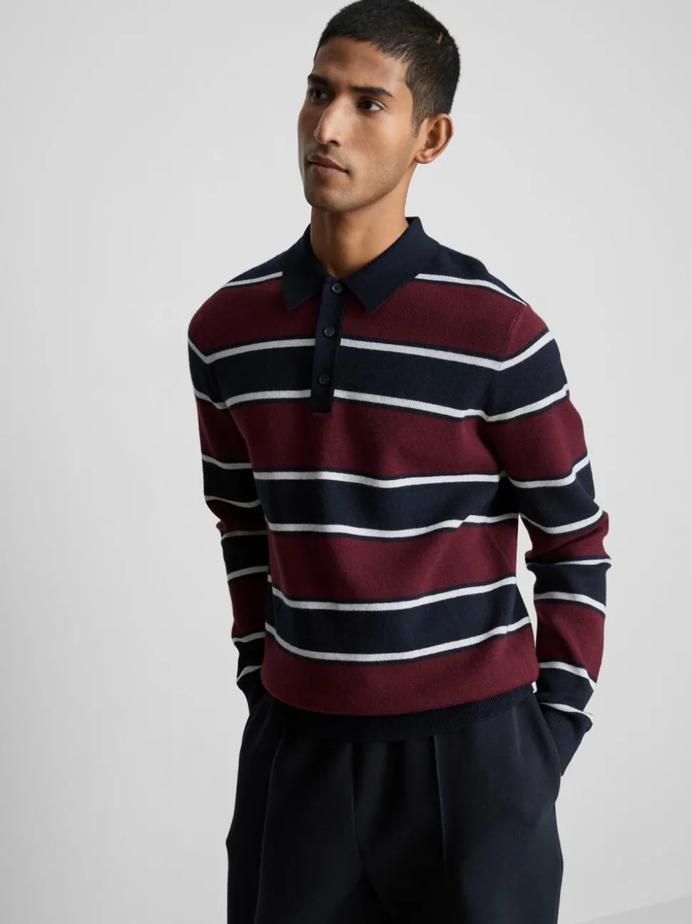 Gestrickter Polopullover mit Streifen