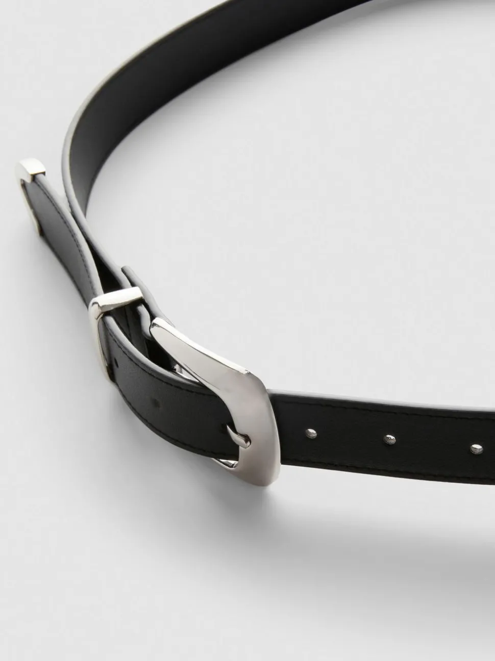 Gürtel in Kroko-Optik mit Metallspitze