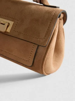 Handtasche mit Tuch am Henkel