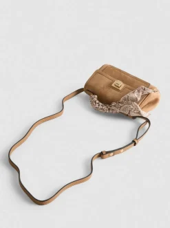 Handtasche mit Tuch am Henkel