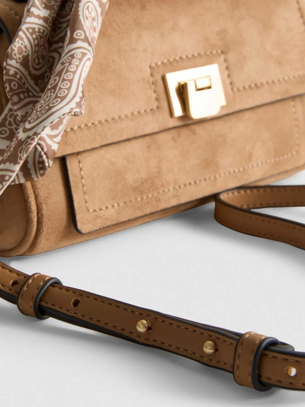 Handtasche mit Tuch am Henkel