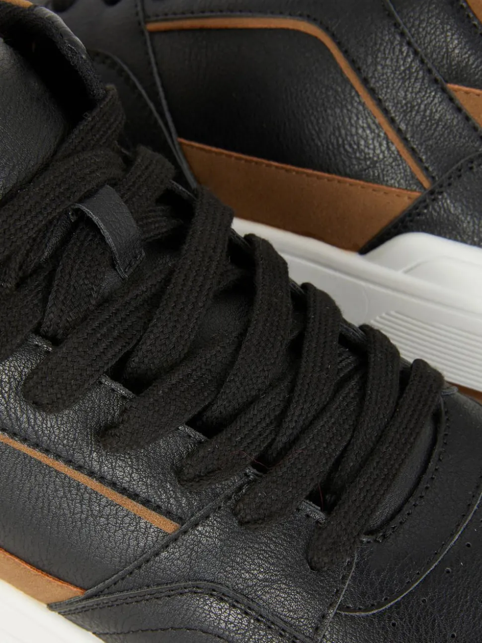 High-Top-Sneaker mit Einsätzen
