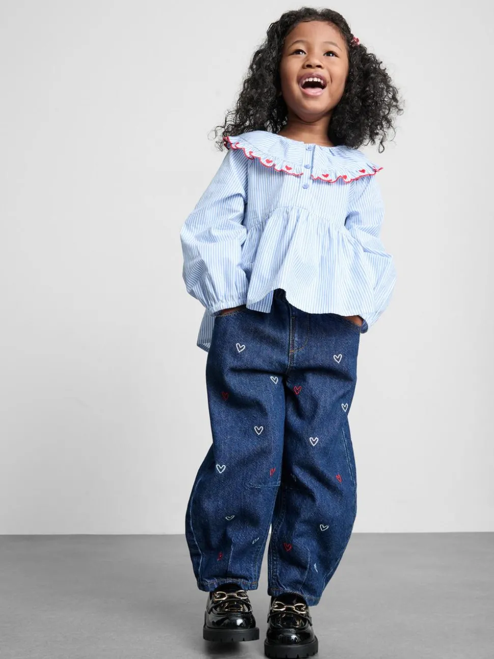 1–9 Jahre | Bestickte Barrel-Jeans aus reiner Baumwolle mit Paperbag-Bund