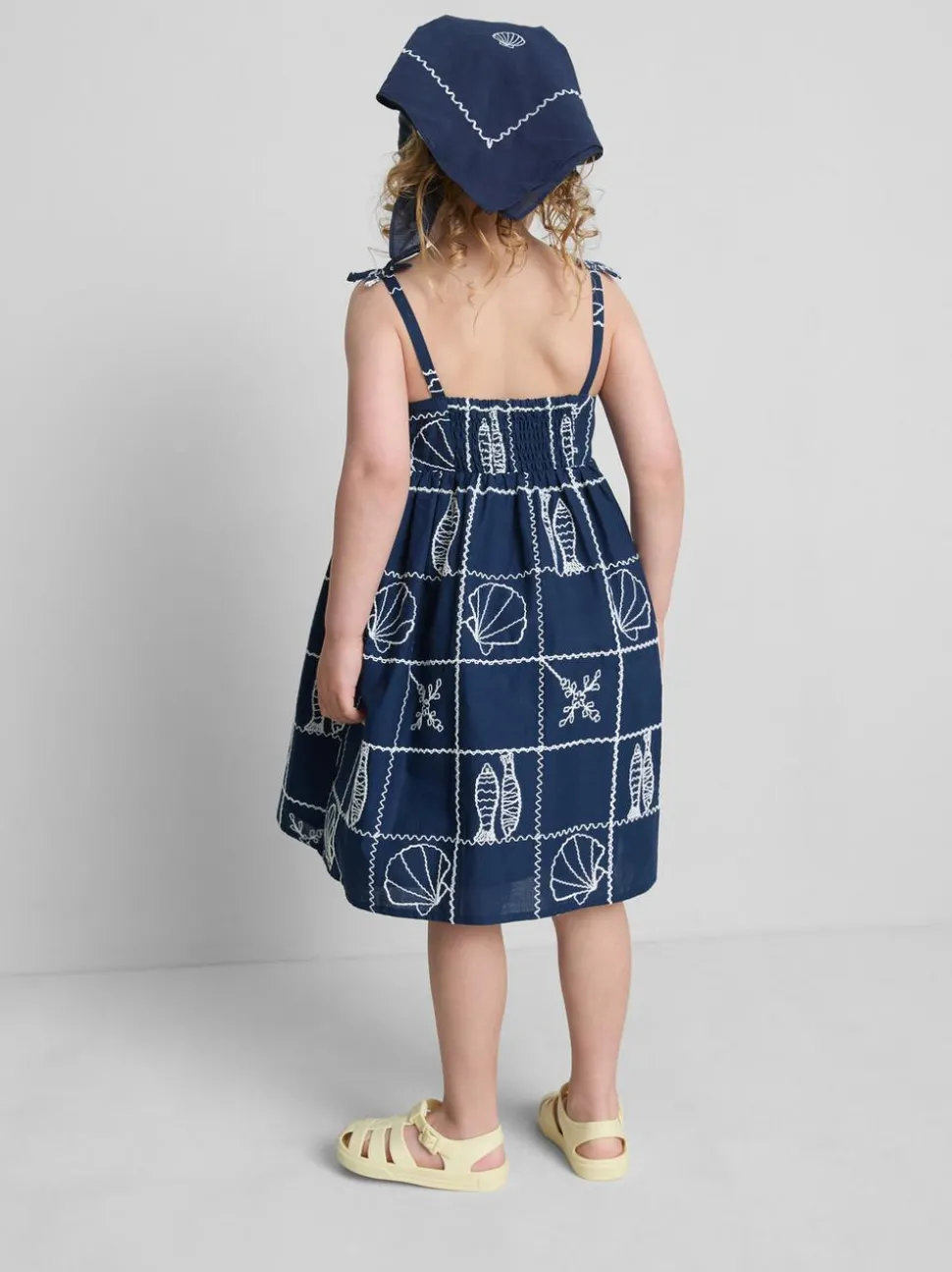 1,5–9 Jahre | Gesmoktes Kleid mit Spaghettiträgern und Stickerei