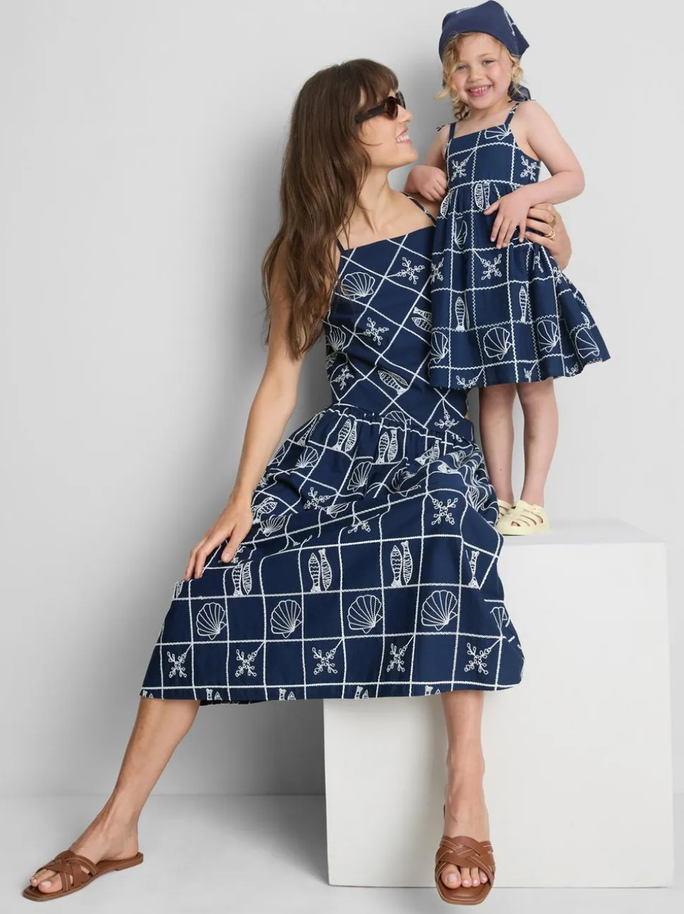 1,5–9 Jahre | Gesmoktes Kleid mit Spaghettiträgern und Stickerei