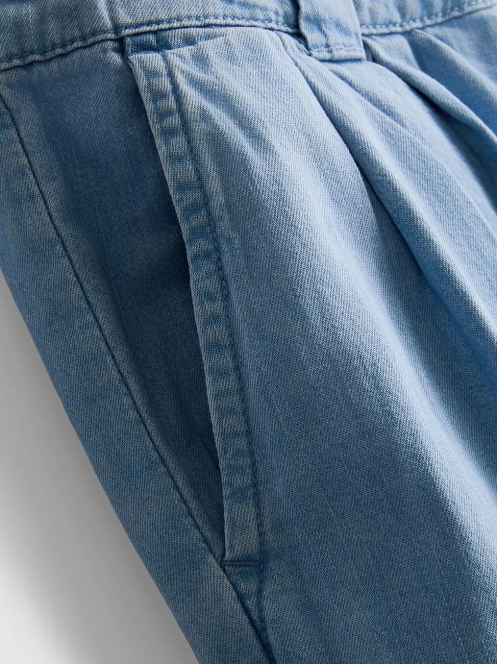 Jeans aus Baumwoll-Denim mit weitem Bein und Bundfalten