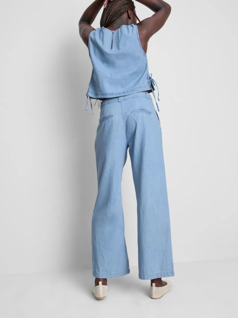 Jeans aus Baumwoll-Denim mit weitem Bein und Bundfalten