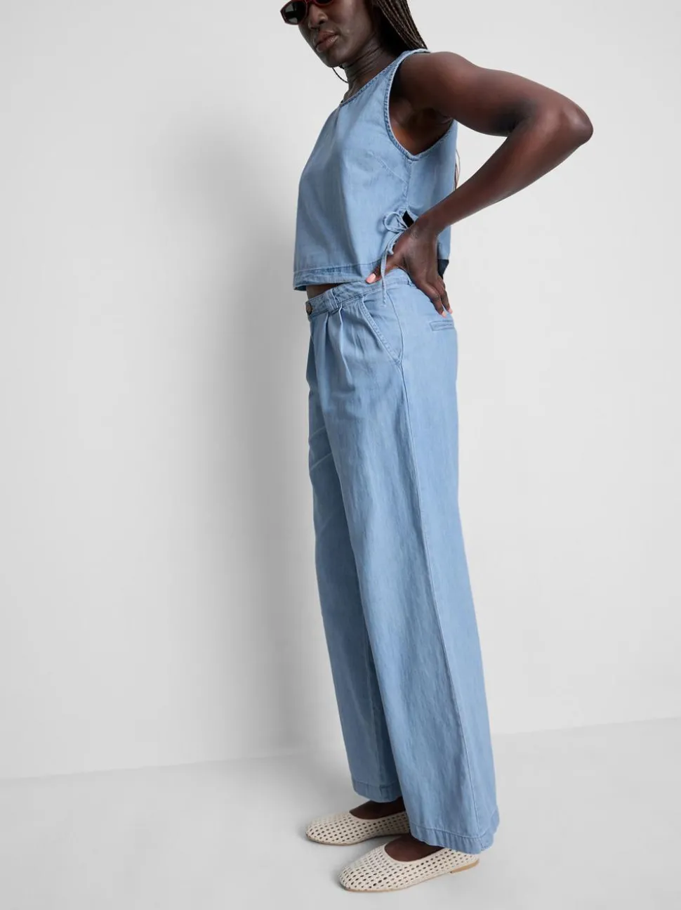 Jeans aus Baumwoll-Denim mit weitem Bein und Bundfalten