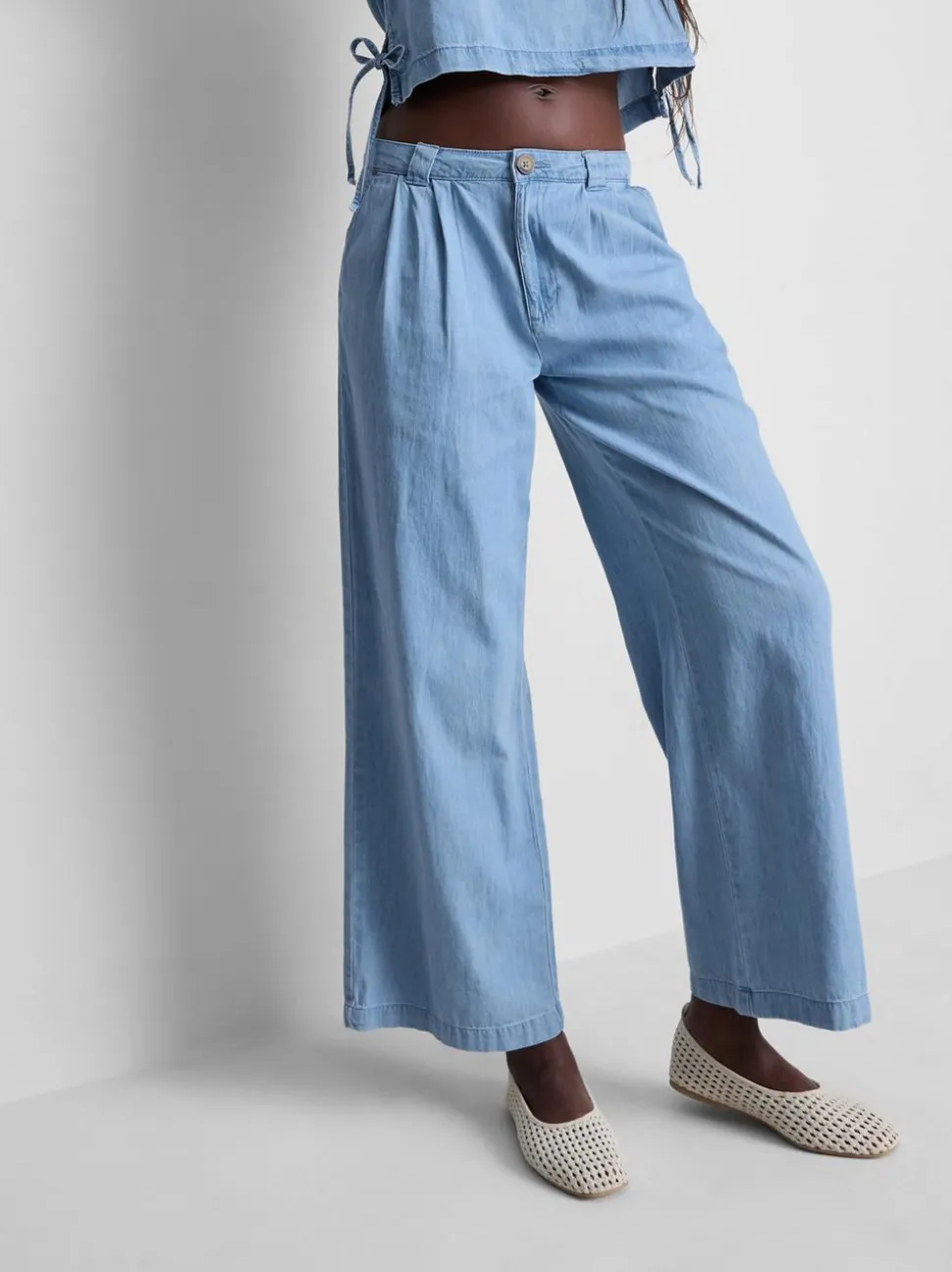 Jeans aus Baumwoll-Denim mit weitem Bein und Bundfalten
