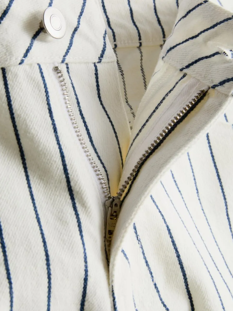 Jeansshorts mit mittlerer Leibhöhe und umgeschlagenem Saum