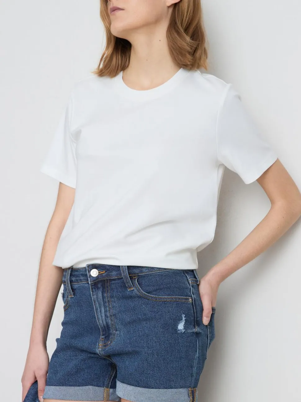 Jeansshorts mit mittlerer Leibhöhe und umgeschlagenem Saum