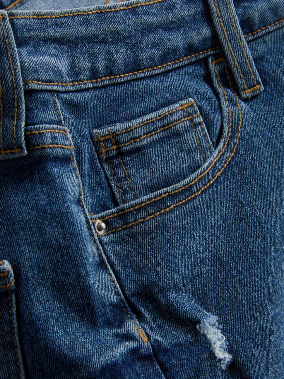 Jeansshorts mit mittlerer Leibhöhe und umgeschlagenem Saum