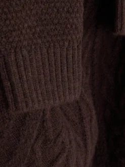 Klassischer Strickpullover mit Zopfmuster