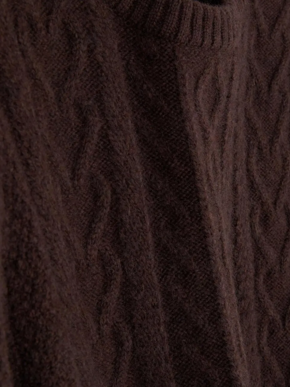 Klassischer Strickpullover mit Zopfmuster