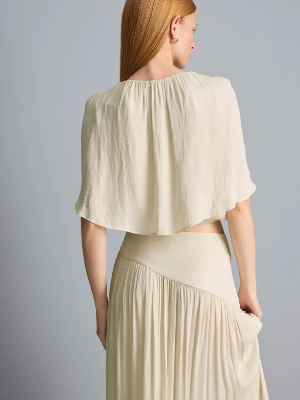 Kurze Cape-Bluse mit Drapierung