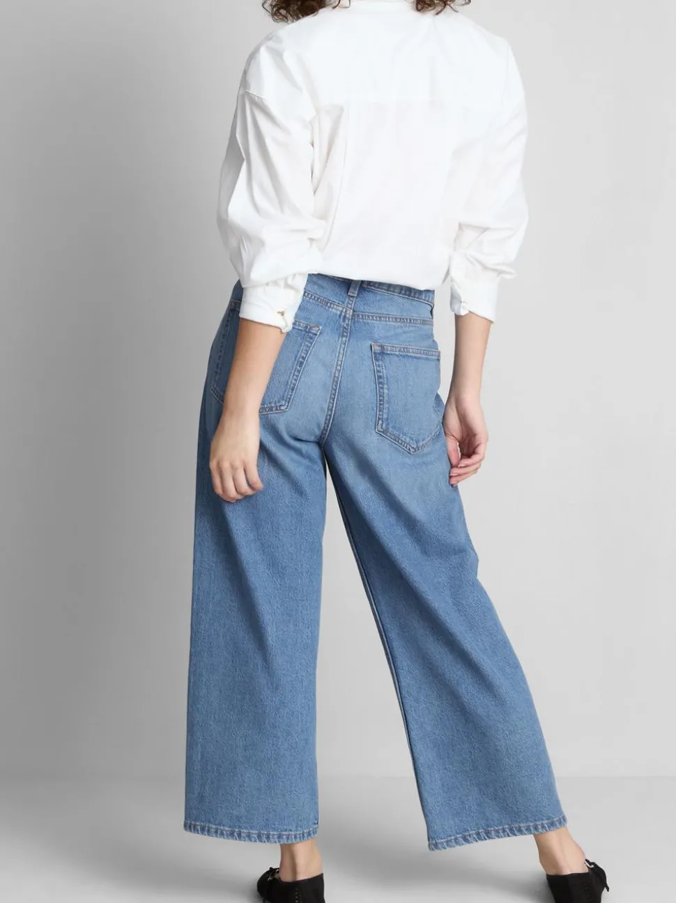 Kurze Jeans mit weitem Bein