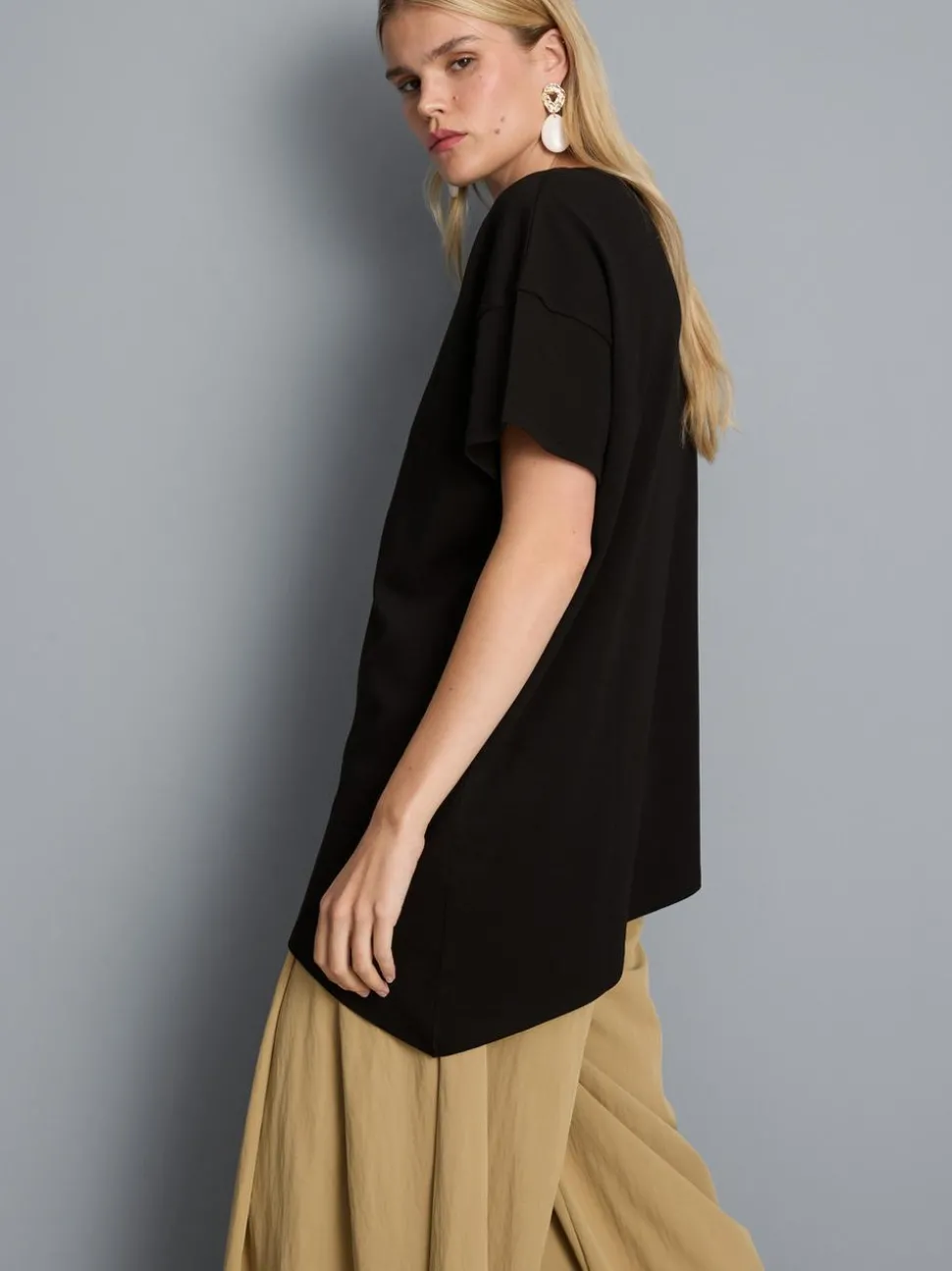 Langes, asymmetrisches Baumwoll-T-Shirt