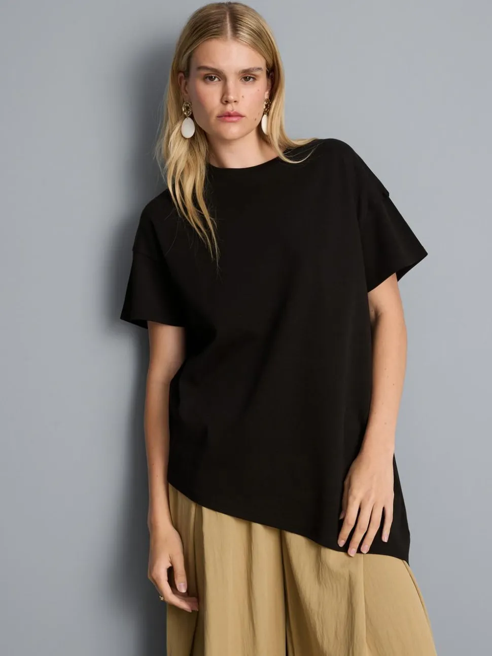 Langes, asymmetrisches Baumwoll-T-Shirt