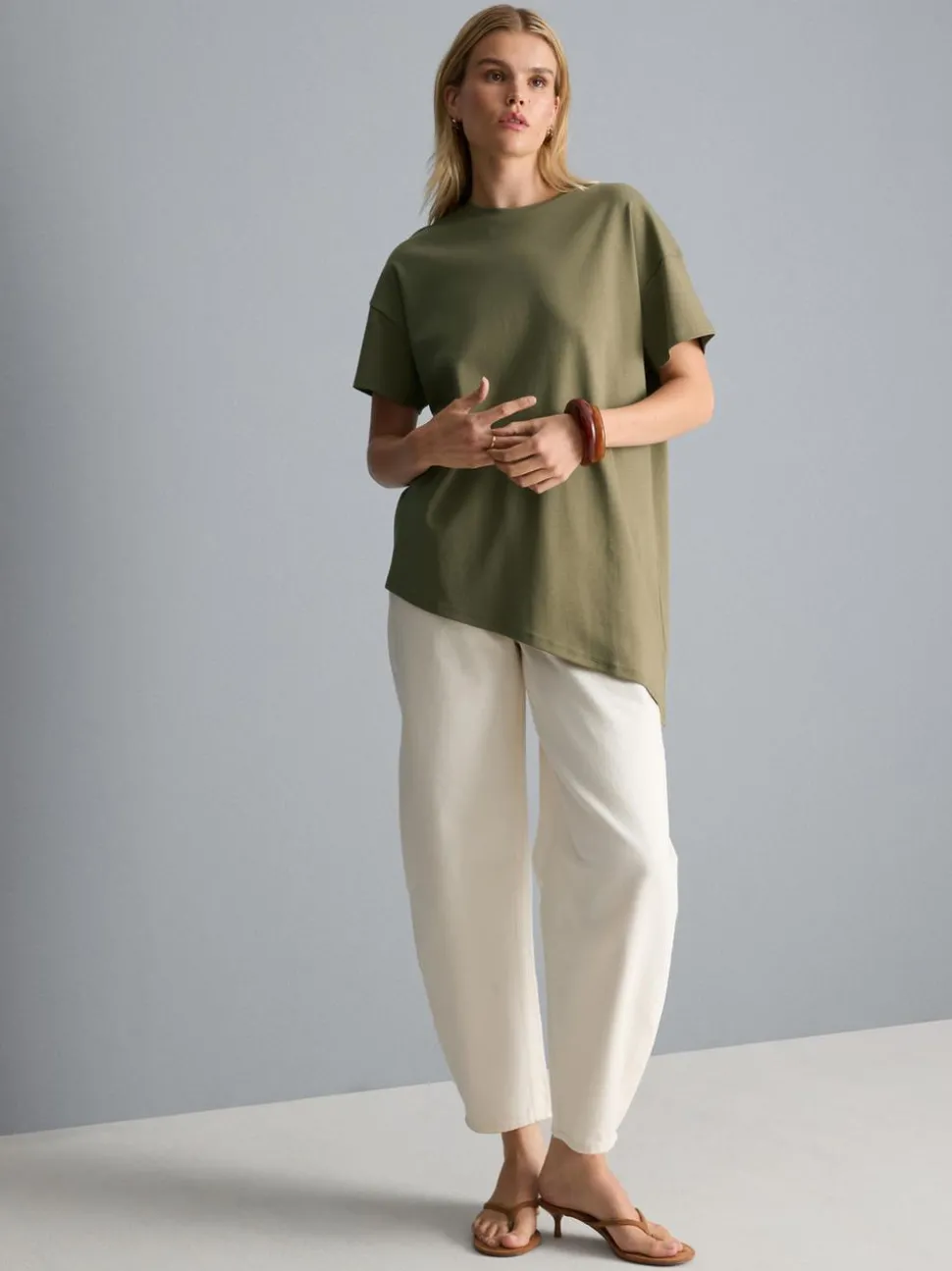 Langes, asymmetrisches Baumwoll-T-Shirt