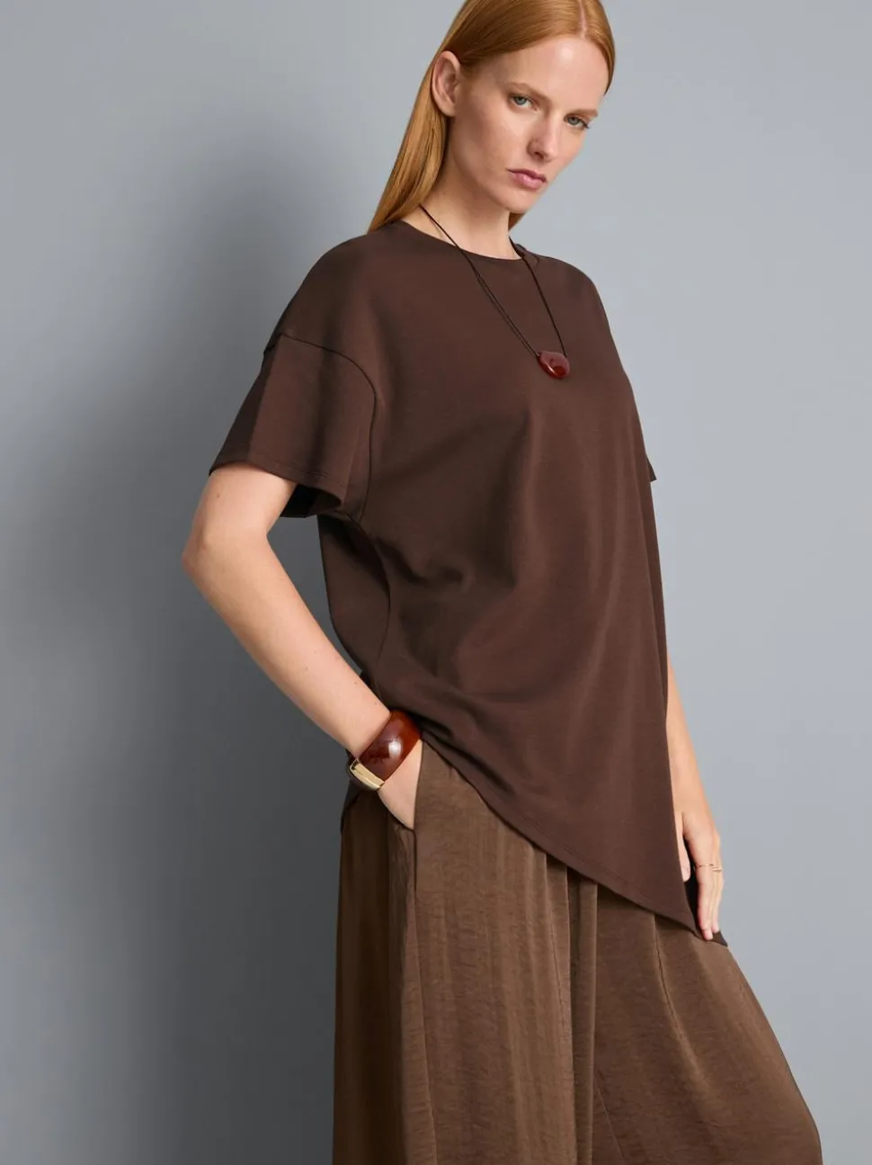 Langes, asymmetrisches Baumwoll-T-Shirt