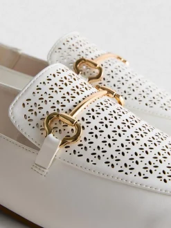 Loafer aus Kunstleder mit lasergeschnittener Trense