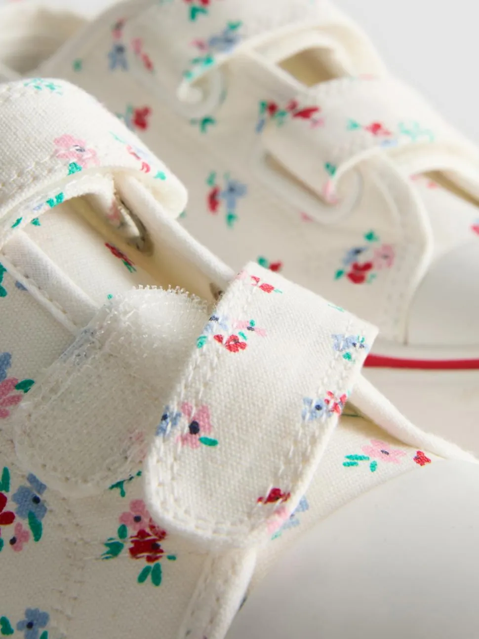 Low-Top-Sneaker aus Canvas mit Blumenmuster